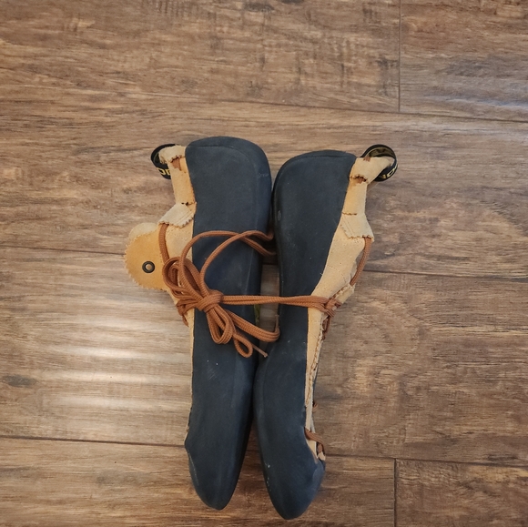 OFFER! La Sportiva Mythos Climbing Shoes - Picture 9 of 14